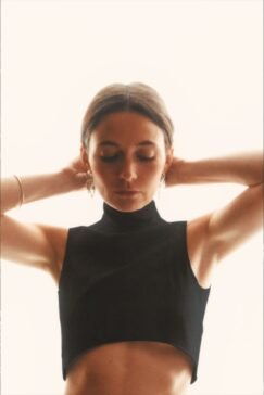 THE LISERON TOP - BLACK LINEN
